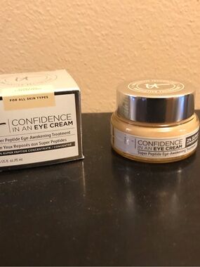 it cosmetics Confidence In An Eye Cream - gold and silver jar